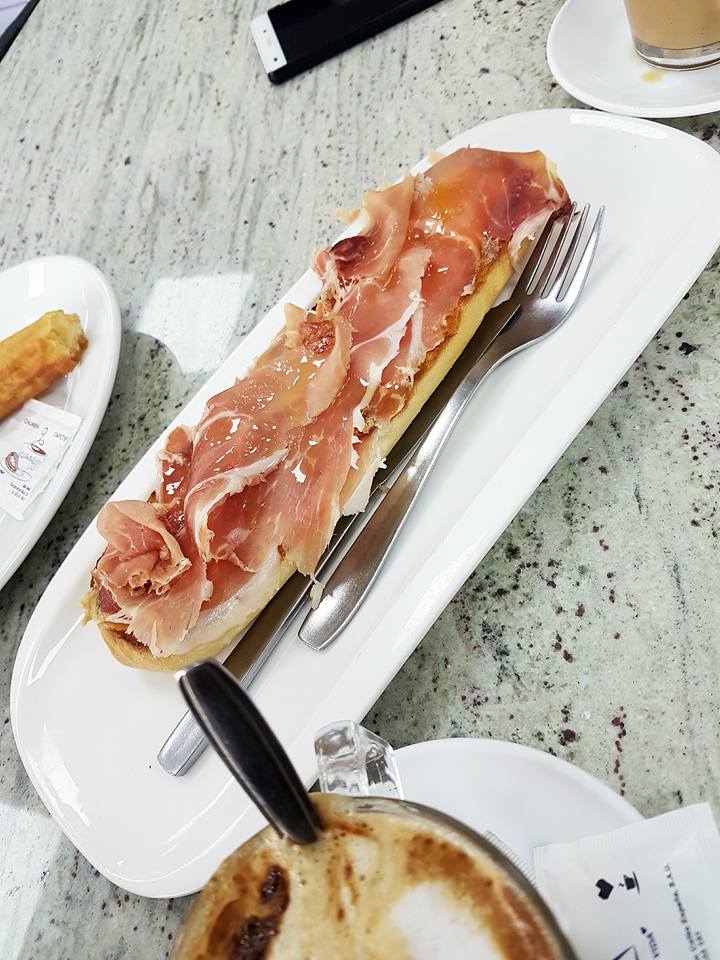 Jamón y salsa de tomate
